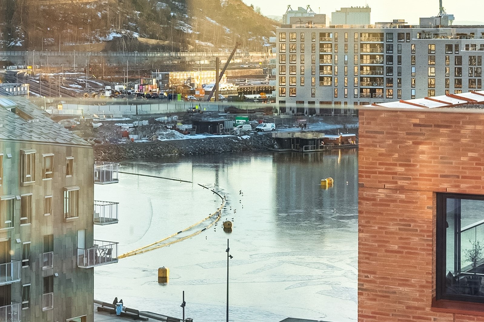 Leiligheten har en fantastisk fjordutsikt som må oppleves. Svært fin beliggenhet.